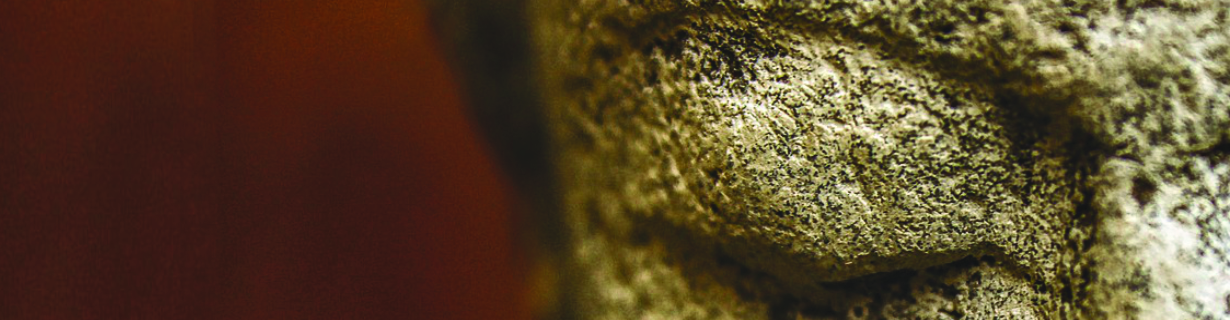 Geschlossenes Auge einer meditierenden Buddhafigur aus Stein