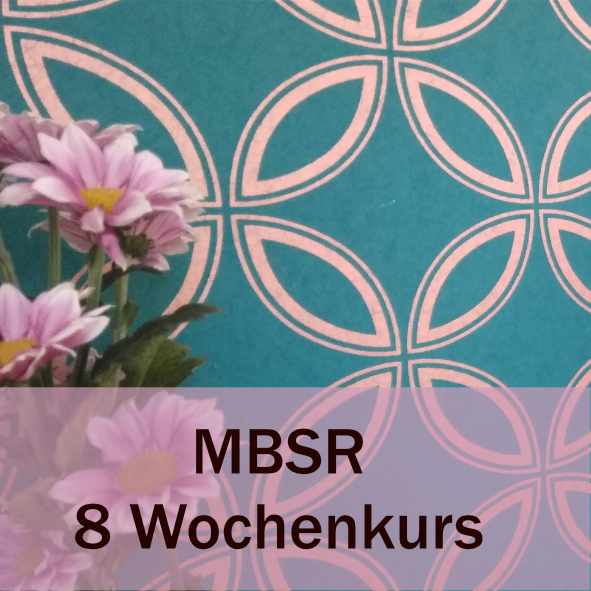 Tapete mit Blumen und Text MBSR 8 Wochenkurs