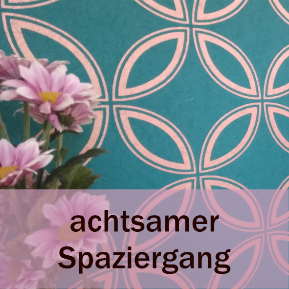 Tapete mit Blume uns Schrift achtsamer Spaziergang