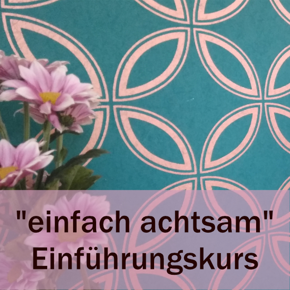 Tapete mit Blume und Schrift einfach achtsam Einführungskurs